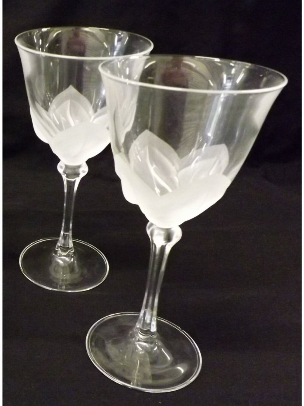 Cristal D'Arques Durand Florence Water/Wine Goblets Frosted Petal 7.25 Set of 2